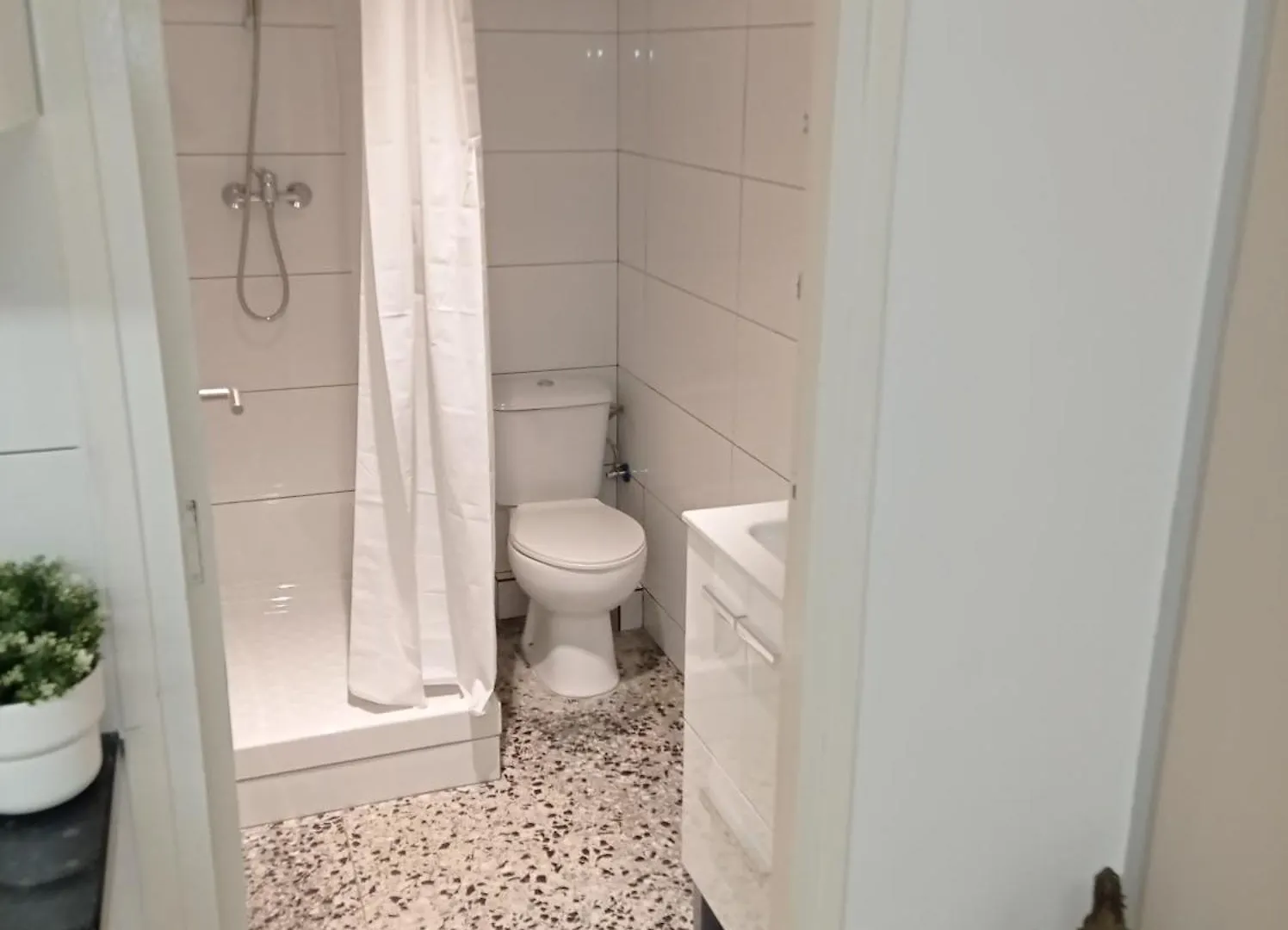 Bright Private Double Room City Center Metro L-1 Urgell L-5 Hospital Clinic Barcelona Spain