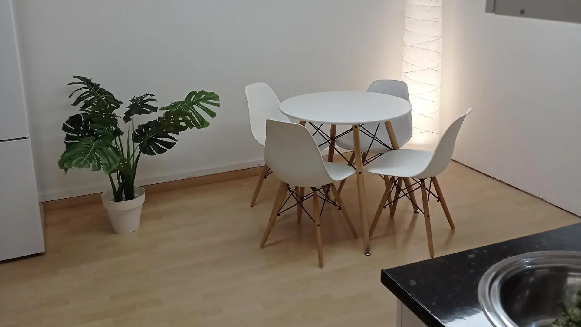 Guest house Bright Private Double Room City Center Metro L-1 Urgell L-5 Hospital Clinic Barcelona