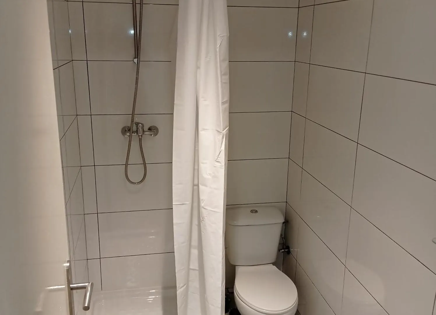 Guest house Bright Private Double Room City Center Metro L-1 Urgell L-5 Hospital Clinic Barcelona