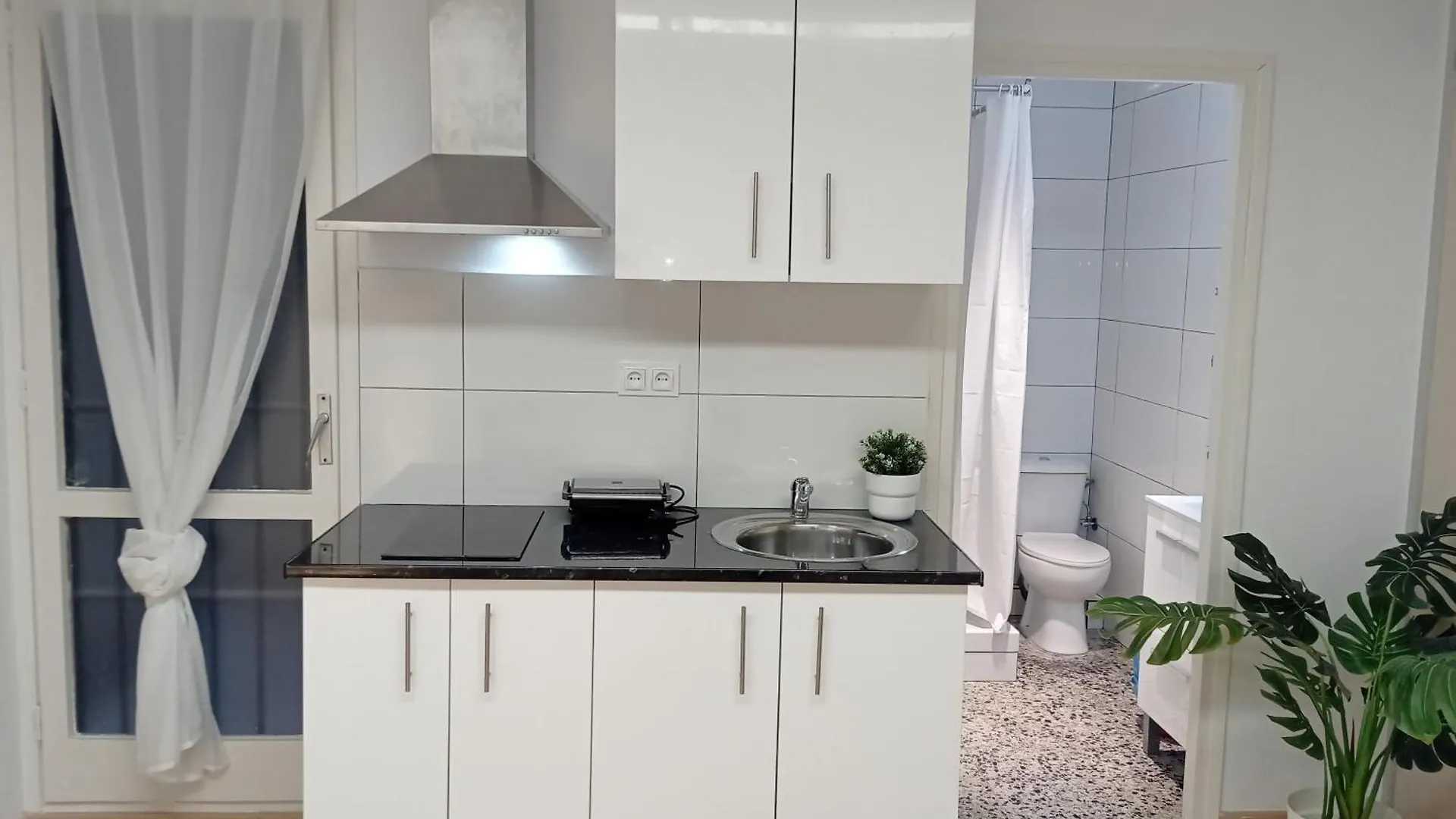Bright Private Double Room City Center Metro L-1 Urgell L-5 Hospital Clinic Barcelona
