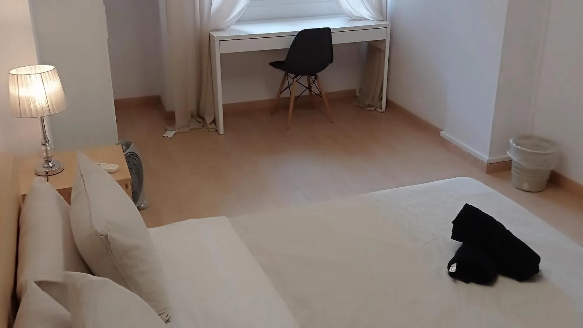 Bright Private Double Room City Center Metro L-1 Urgell L-5 Hospital Clinic Barcelona Guest house
