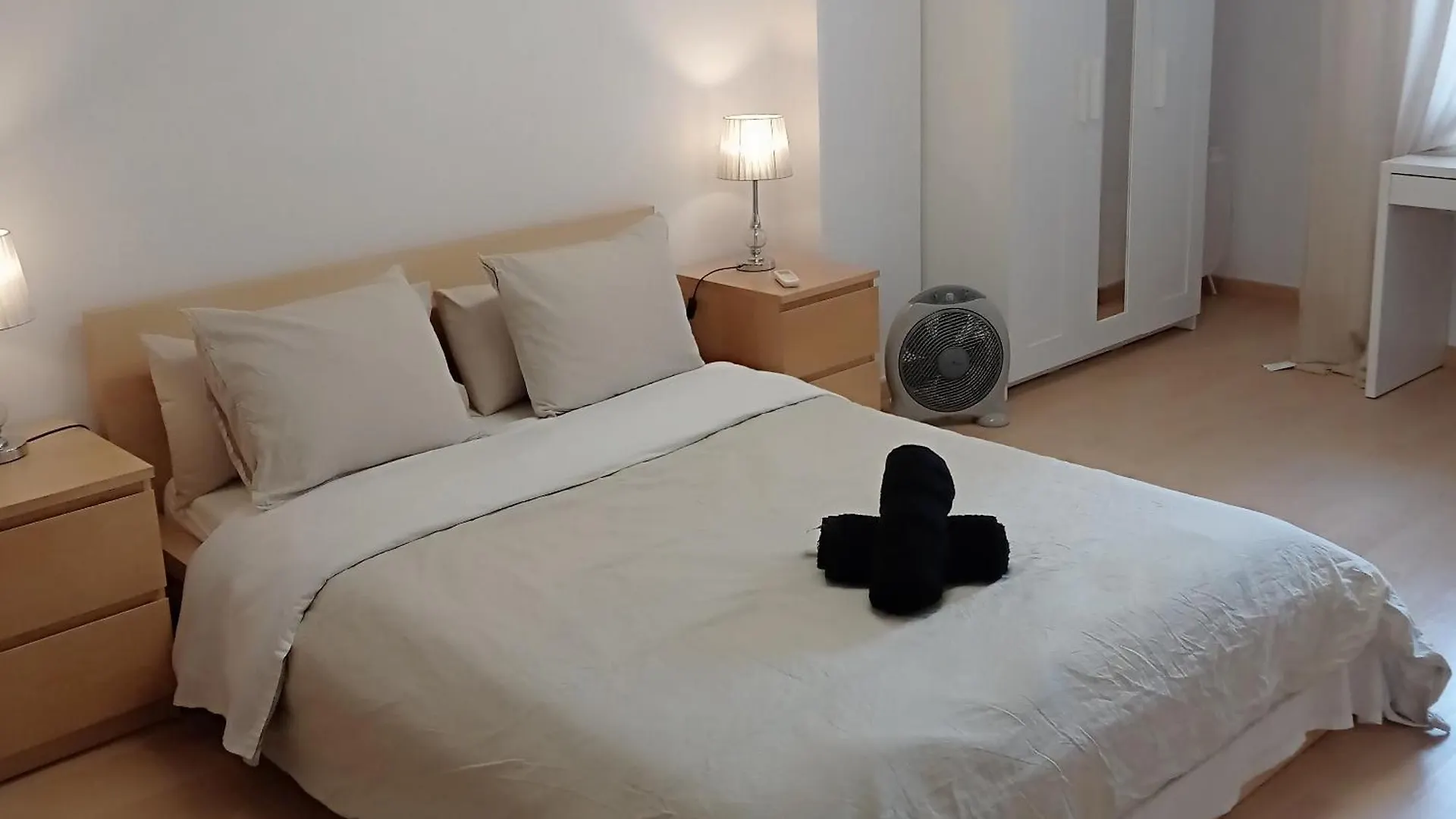 Bright Private Double Room City Center Metro L-1 Urgell L-5 Hospital Clinic Barcelona Spain