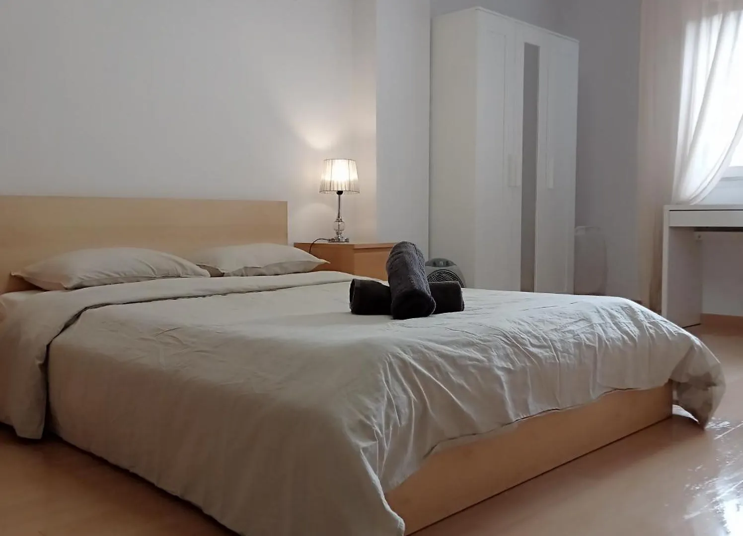 Bright Private Double Room City Center Metro L-1 Urgell L-5 Hospital Clinic Barcelona Guest house
