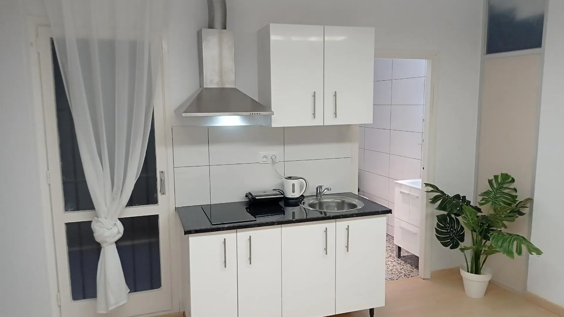 Guest house Bright Private Double Room City Center Metro L-1 Urgell L-5 Hospital Clinic Barcelona Spain