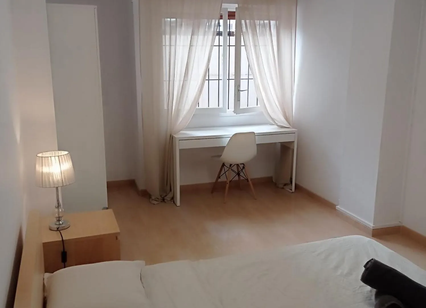 Guest house Bright Private Double Room City Center Metro L-1 Urgell L-5 Hospital Clinic Barcelona
