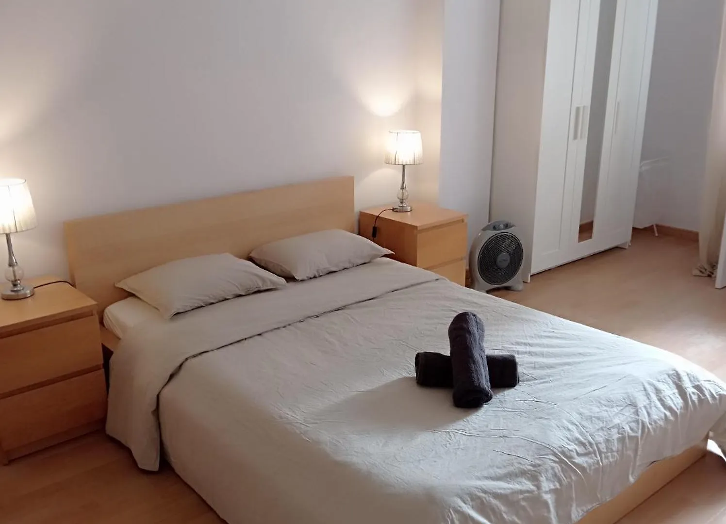 Bright Private Double Room City Center Metro L-1 Urgell L-5 Hospital Clinic Barcelona